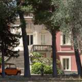 Una splendida villa bianca e rosa dell�800, in ottimo stato ma chiusa e inutilizzata da anni. Parliamo di Villa Costantino, edificio che si erge all�inizio di via Camillo Rosalba, sulla destra della strada, in una zona di Bari fino a pochi anni fa caratterizzata da silenzio e pace